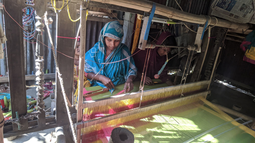 মায়ের ‘কর্মসংস্থানে’ মেয়েদের সুরক্ষা