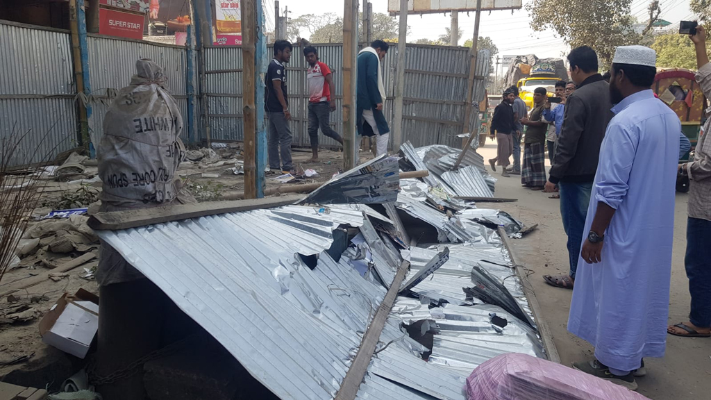 আ. লীগ অফিসে টানানো ব্যানার খুলে ফেলল বৈষম্যবিরোধীরা