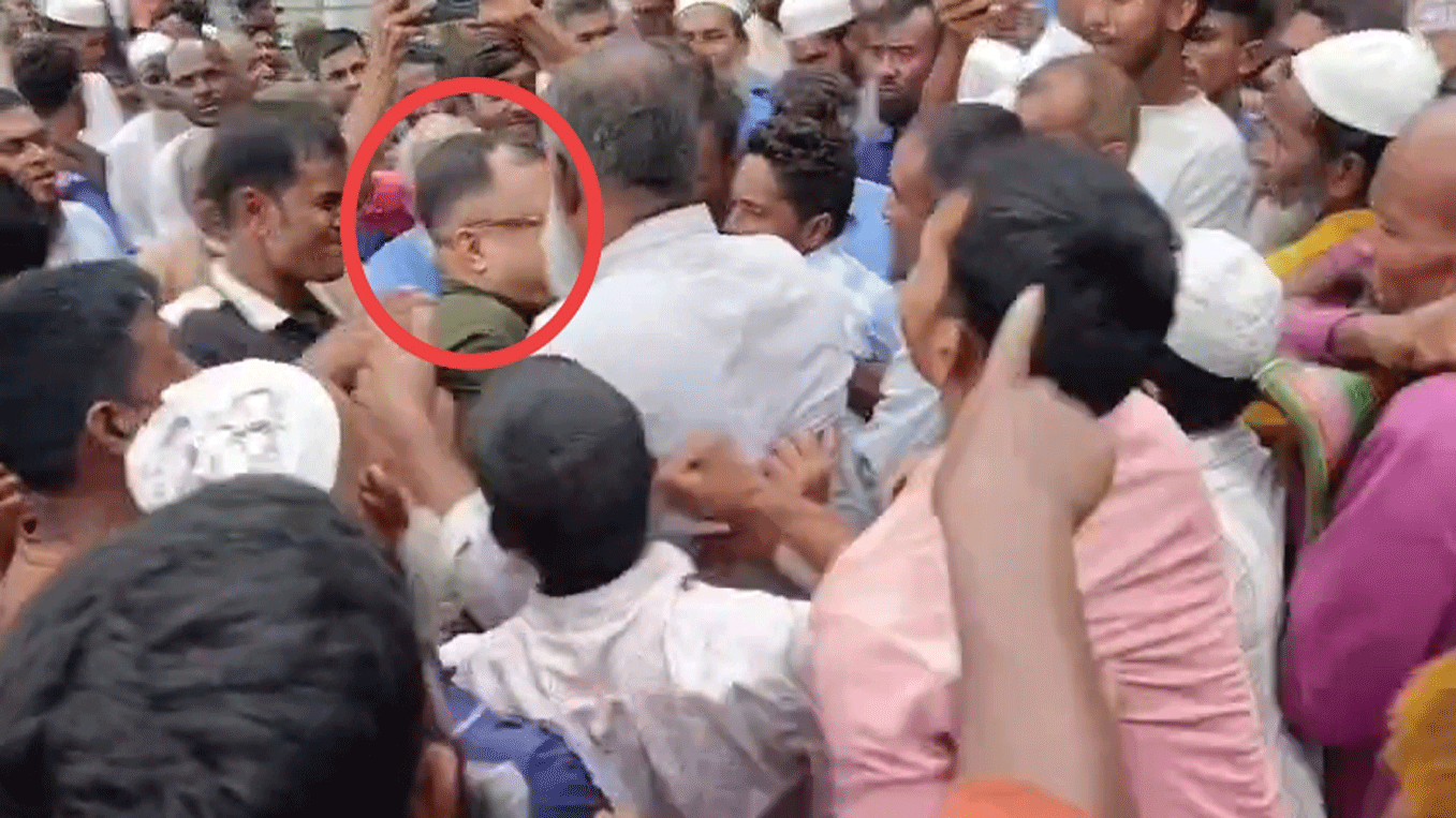 ডিলার নির্ধারিত সময়ে সারের গুদাম না খোলায় কৃষি কর্মকর্তাকে মারধর