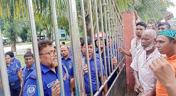 রৌমারীতে ট্রিপল মার্ডার: আসামিদের গ্রেপ্তার দাবিতে থানা ঘেরাও