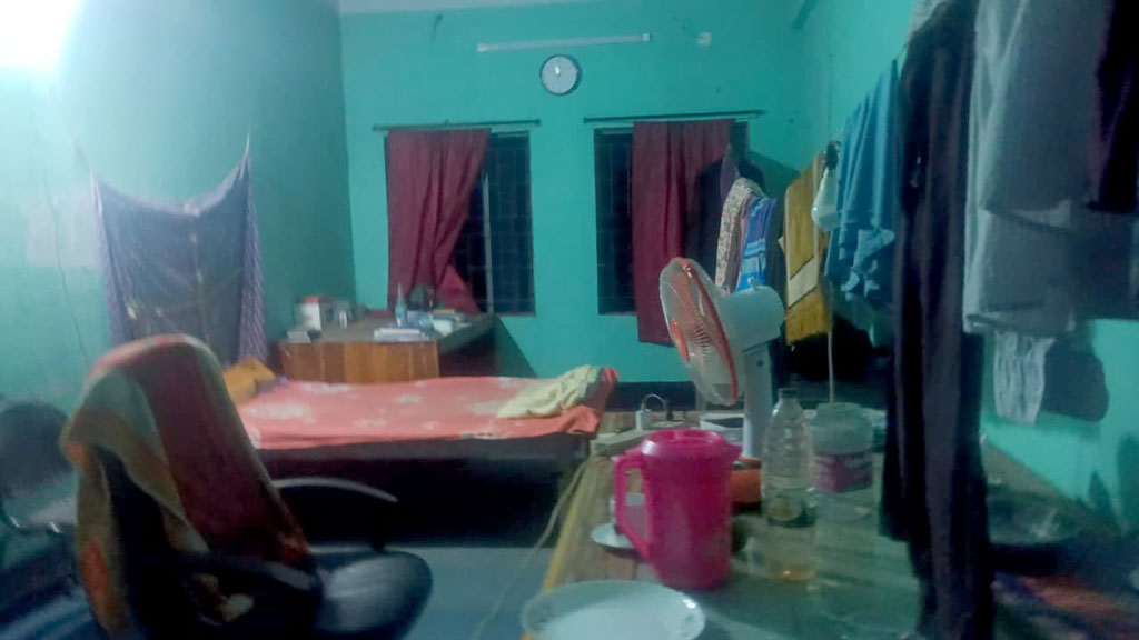 ৩৫ ভাগ বাসাভাড়া পেয়েও কলেজ কক্ষে বসবাস করছেন অধ্যক্ষ