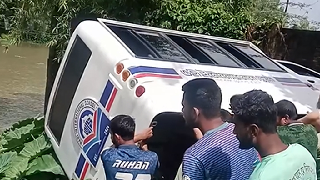 কুড়িগ্রামে স্কুল বাস খাদে পড়ে ২ শিশু শিক্ষার্থী আহত