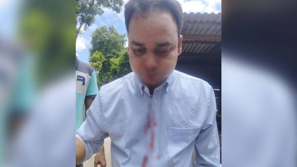 ডেকে নিয়ে ফার্মাসিস্টের ওপর হামলা