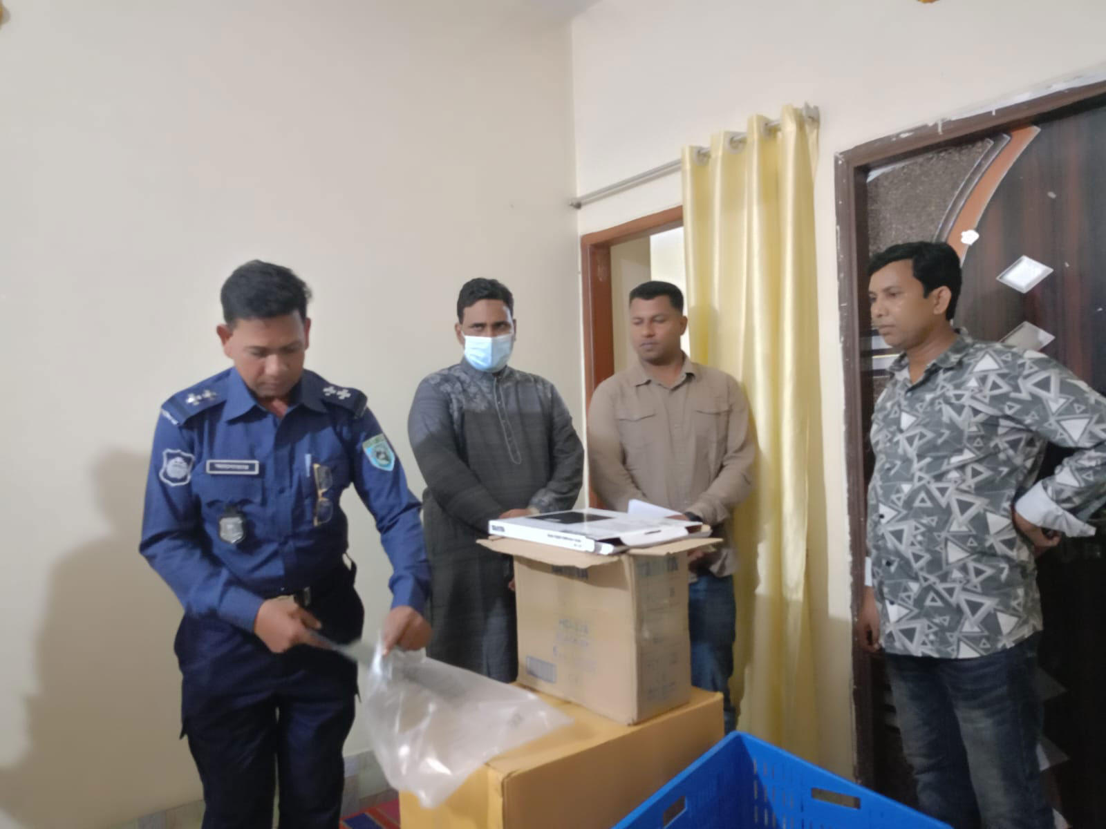 রৌমারীতে সরকারি ওষুধ ও সরঞ্জাম পাচারের সময় হাসপাতালের স্টোর কিপার আটক