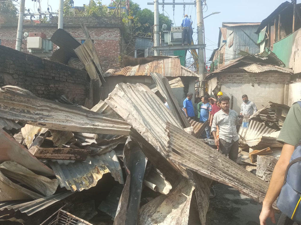 কড়াইল বস্তিতে আগুন: ধ্বংসস্তূপে শেষ সম্বল খুঁজছেন ক্ষতিগ্রস্তরা