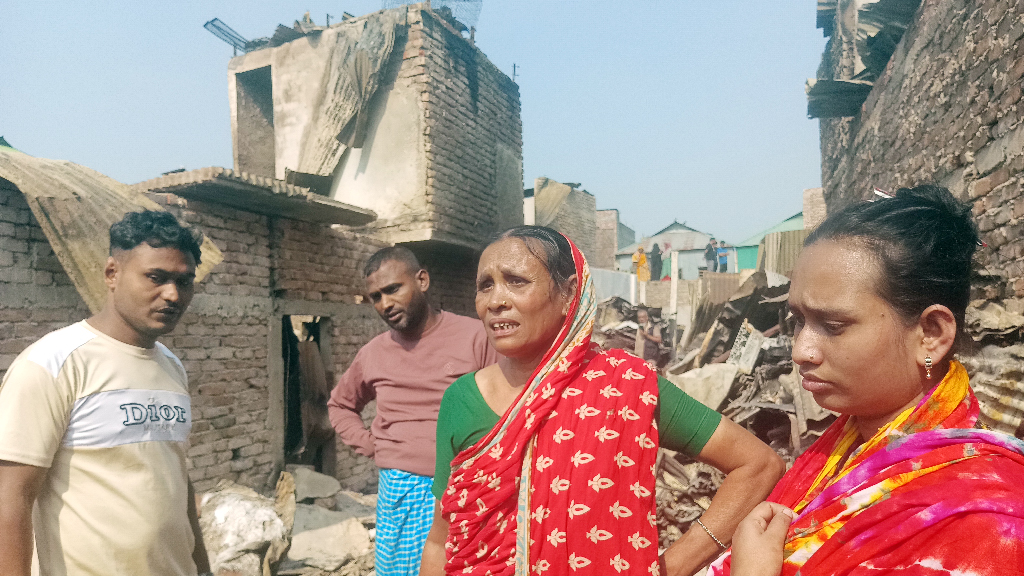 ‘কাজে গেছিলাম, আইয়া তো দেখি সব পুড়ে শেষ’