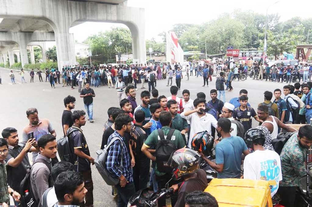ঘণ্টাব্যাপী ব্লকেডের পর আগারগাঁও ছাড়লেন শেকৃবি শিক্ষার্থীরা