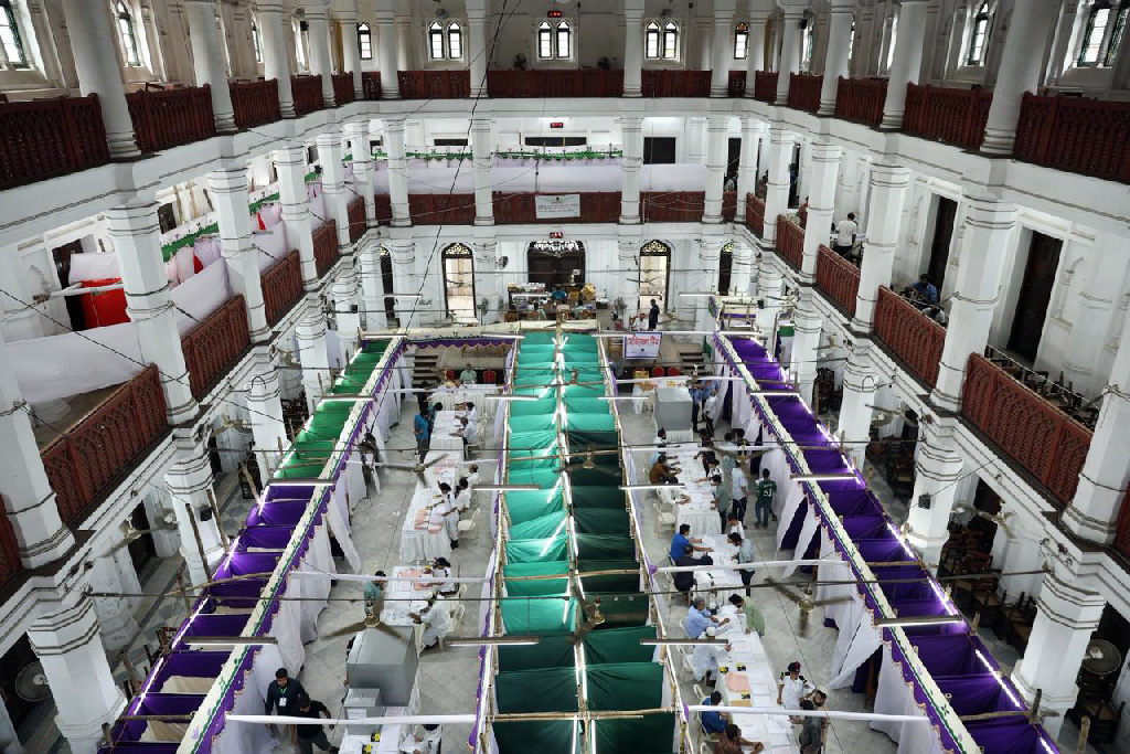 ডাকসু নির্বাচন: ভোটারকে দুটি ব্যালট পেপার দেওয়ায় পোলিং অফিসারকে অব্যাহতি