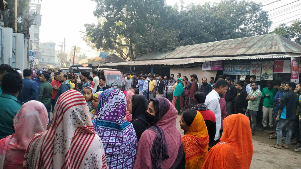 গাজীপুরে অনির্দিষ্টকালের জন্য কারখানা বন্ধের নোটিশে শ্রমিকদের বিক্ষোভ
