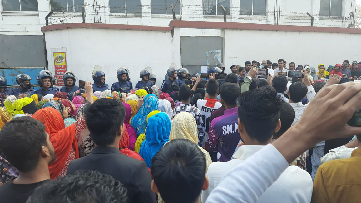 কারখানা বন্ধের নোটিশে উত্তেজনা, শ্রমিকদের বিক্ষোভ
