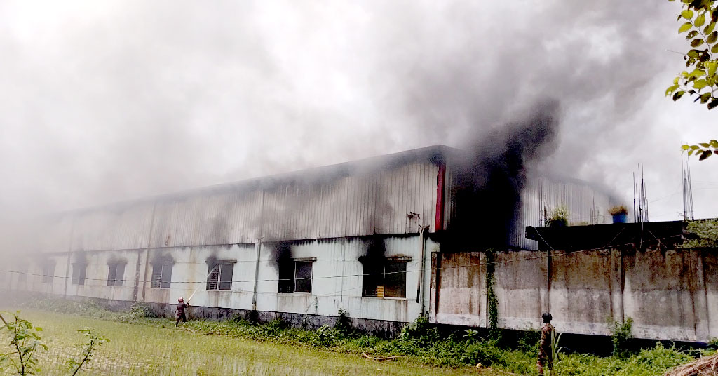 মানিকগঞ্জে ব্যাগের কারখানায় আগুন, ৬৫ কোটি টাকার ক্ষতি