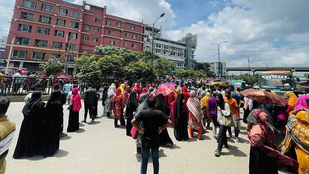 বকেয়া পরিশোধের আশ্বাসে কুড়িল ছাড়ল ইউরোজোন গার্মেন্টস শ্রমিকেরা
