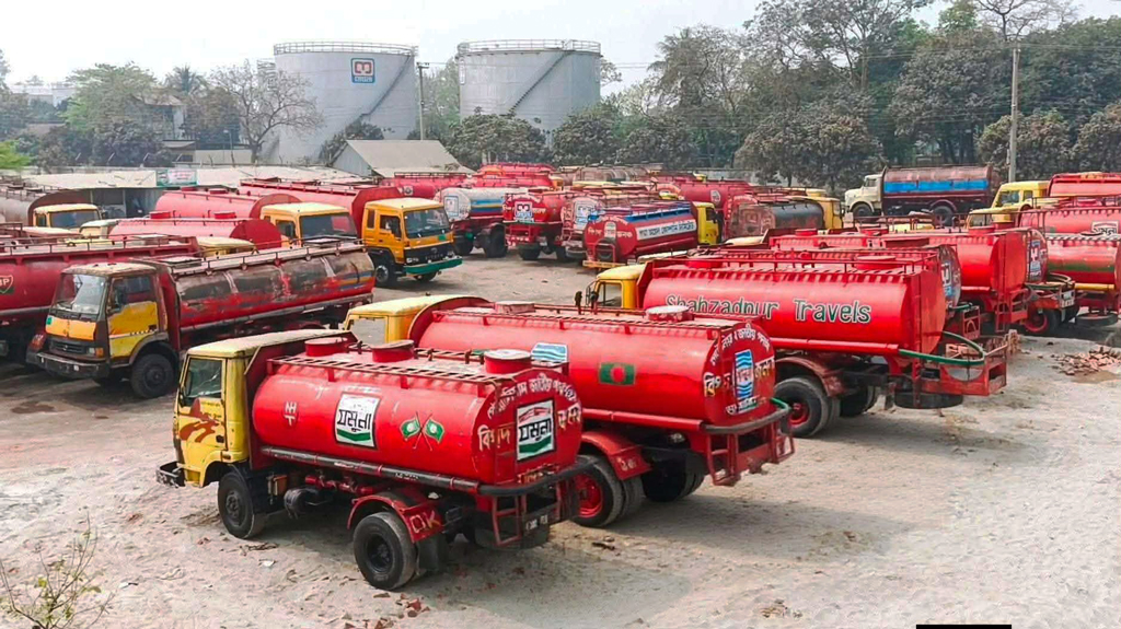 শ্রমিকের শাস্তির প্রতিবাদে কর্মবিরতি, পার্বতীপুরে ডিপোর তেল পরিবহন বন্ধ