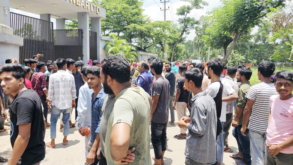 গাজীপুরে বেতন-বোনাসের দাবিতে এমকে ফুটওয়্যার কারখানার শ্রমিকদের কর্মবিরতি, ভাঙচুর