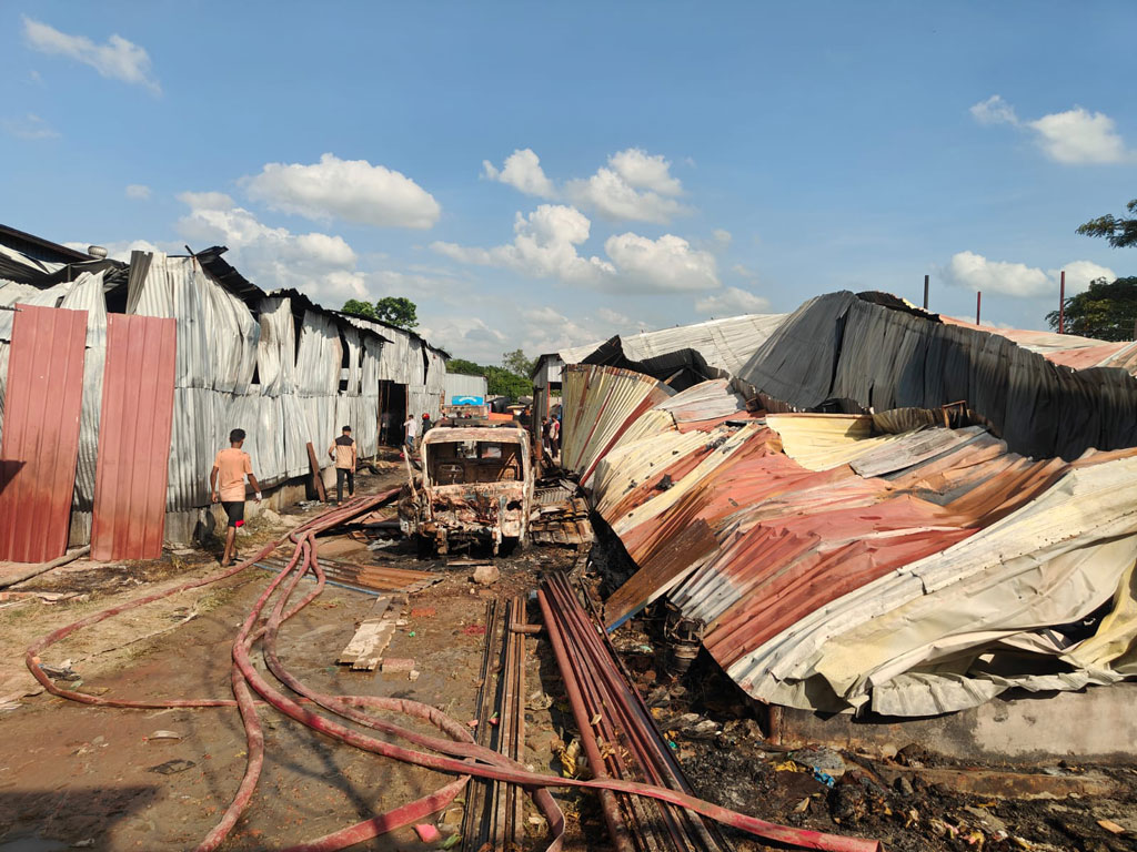 কেরানীগঞ্জে ফোম কারখানায় আগুন, ৩০ লাখ টাকার ক্ষয়ক্ষতি