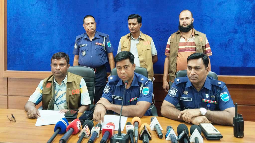 ফেসবুকে পুলিশ সুপারের ছবি ক্লোন করে চাঁদা দাবি, গ্রেপ্তার ৩