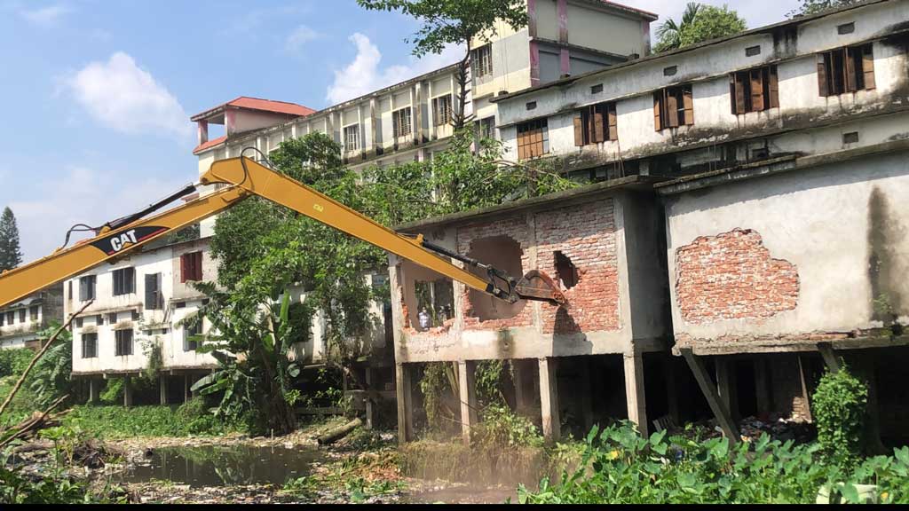 কেরানীগঞ্জে সিংহ নদী দখল: বহুতল ভবনসহ ৫ অবৈধ স্থাপনা গুঁড়িয়ে দিল প্রশাসন