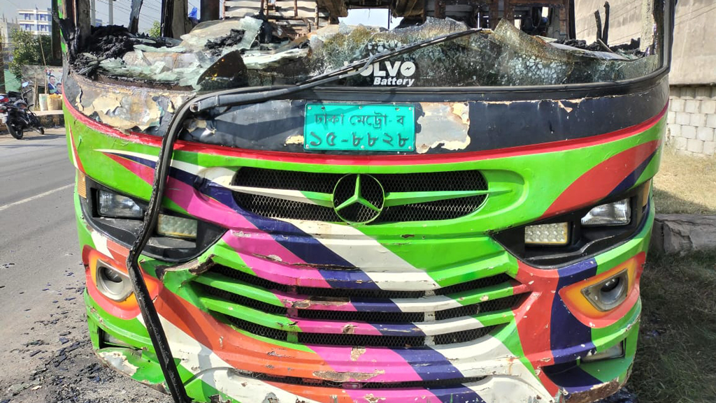 দক্ষিণ কেরানীগঞ্জের রাজেন্দ্রপুরে দাঁড়িয়ে থাকা বাসে আগুন