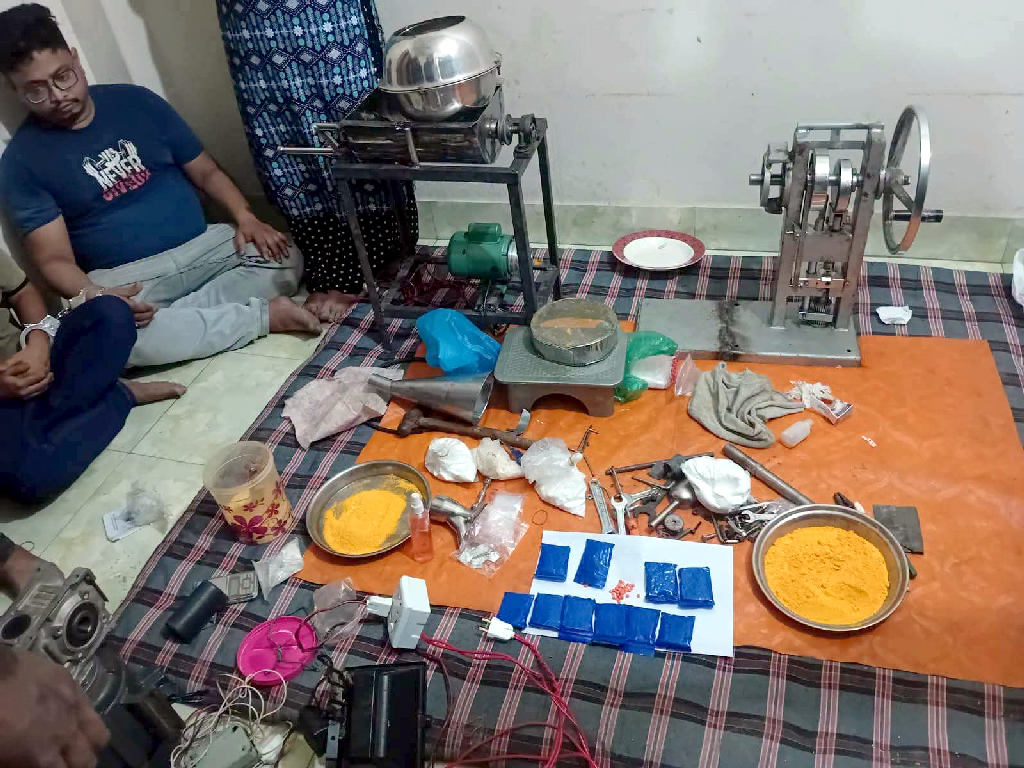 ঢাকার কেরানীগঞ্জে ইয়াবা তৈরির কারখানা, কাঁচামালসহ গ্রেপ্তার ৪