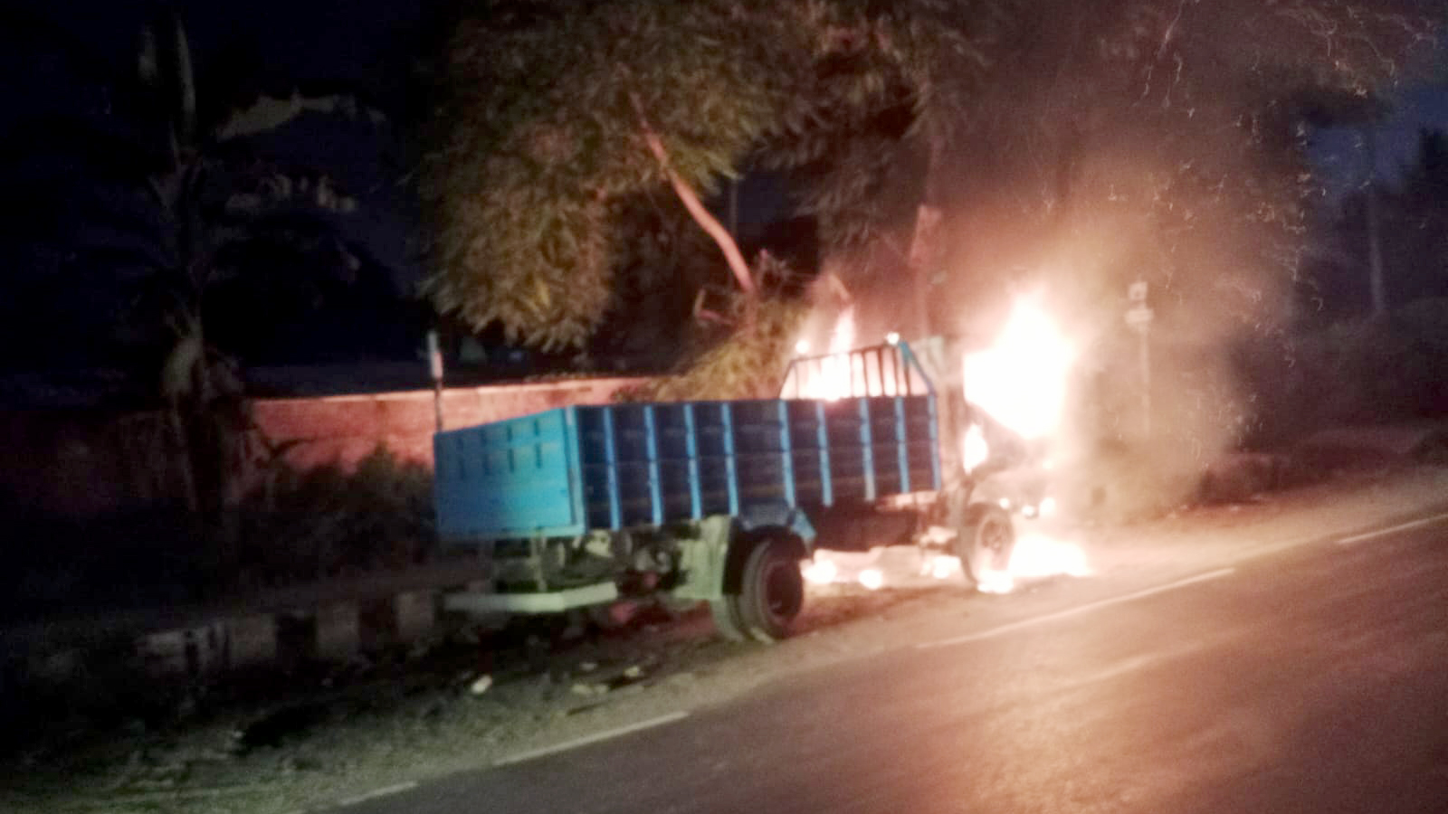 কেরানীগঞ্জে থানার সামনে ট্রাকে আগুন, আব্দুল্লাহপুরে ককটেল বিস্ফোরণ