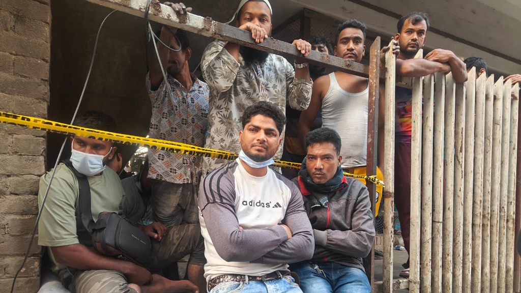 জ্বলছে কোটি টাকার দোকান, নির্বাক তাকিয়ে সালাম-সোহেল