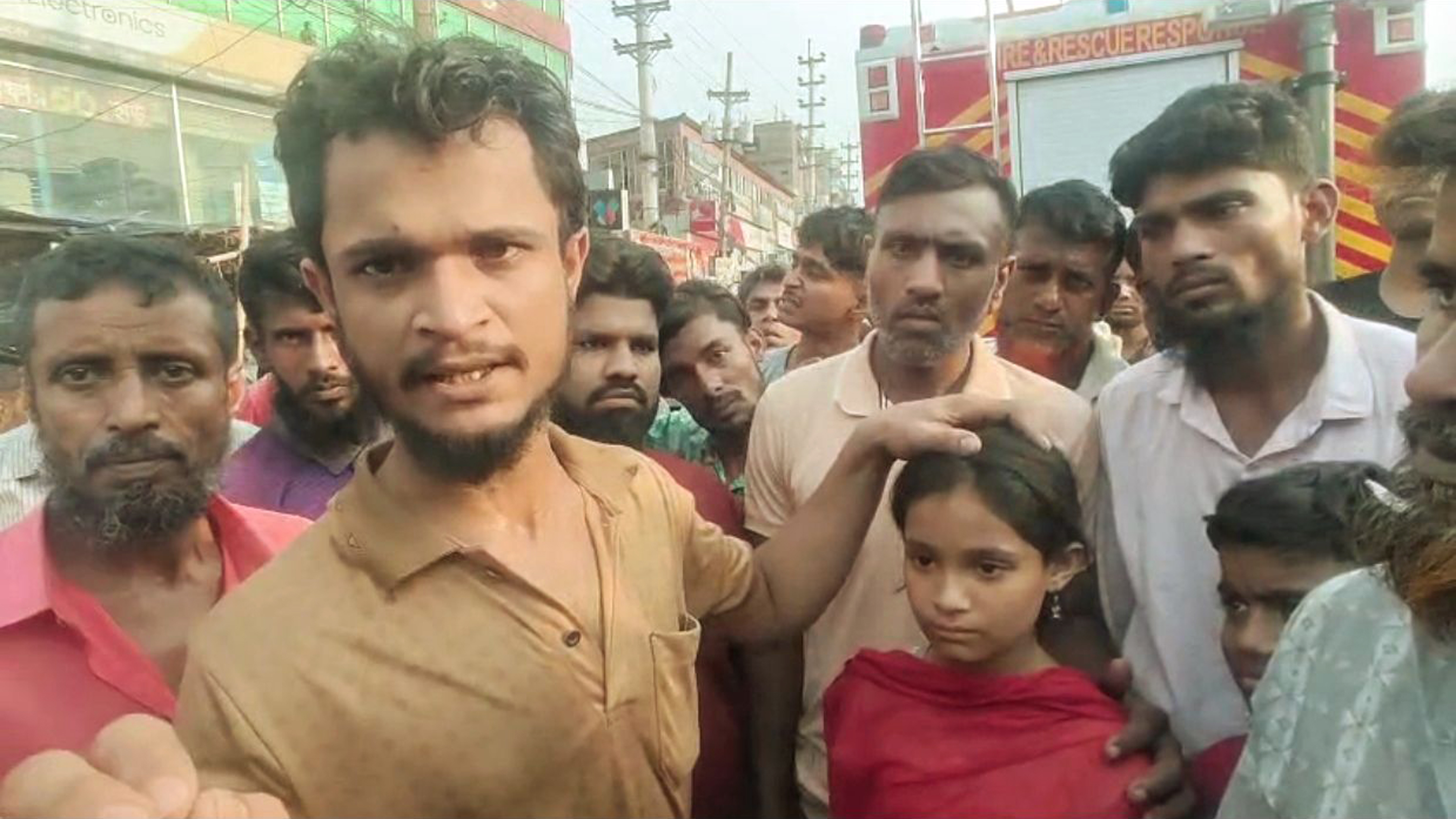 কারখানায় আগুন: ধাক্কা দিয়ে বেরিয়ে আসে মিম, খুঁজে বেড়াচ্ছে মা-বাবাকে