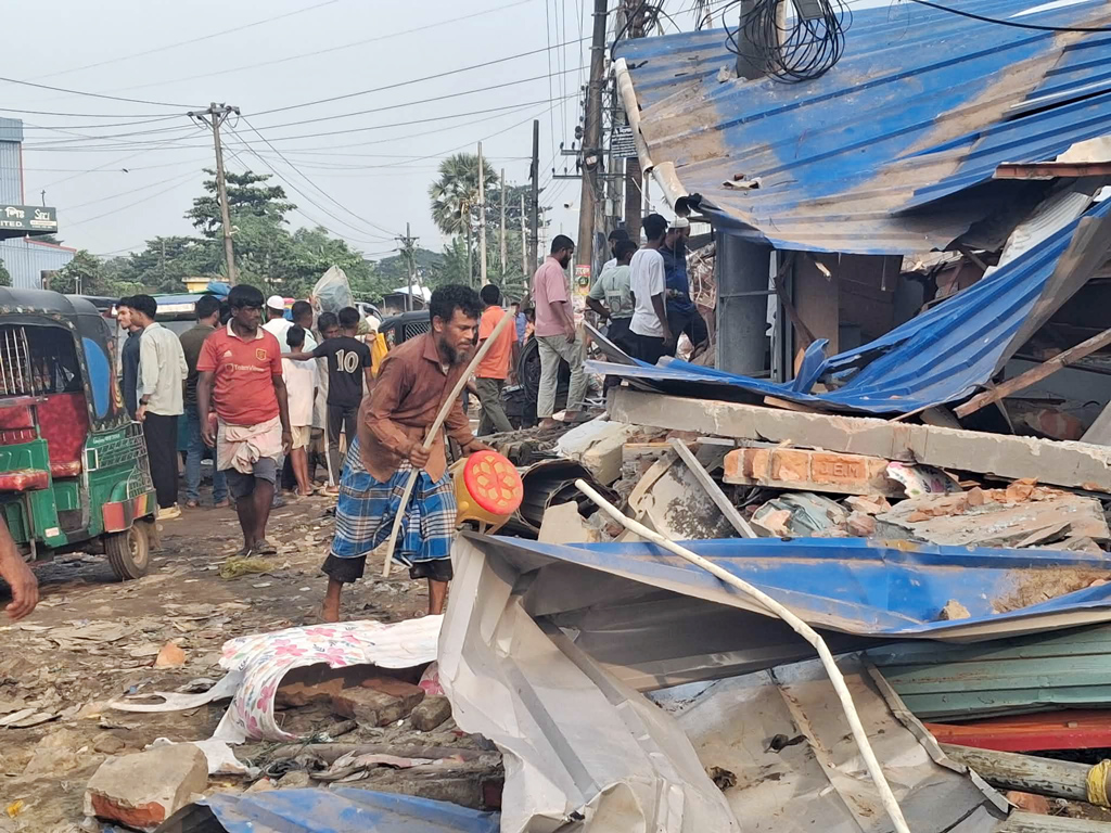 কর্ণফুলীতে সিডিএর অভিযানে অবৈধ দোকান ও স্থাপনা উচ্ছেদ
