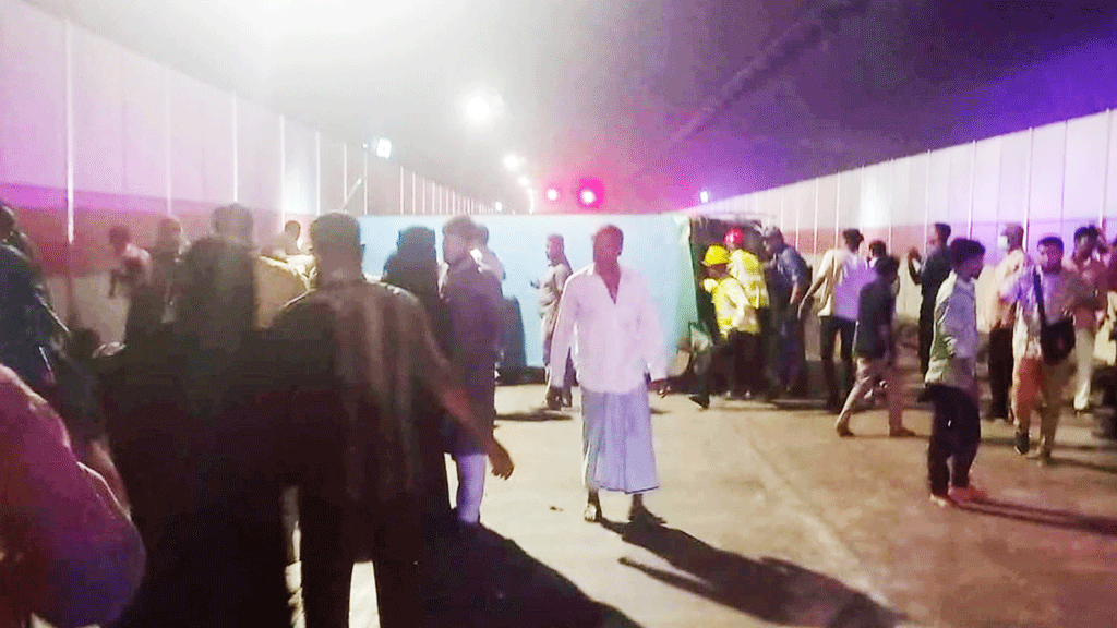 কর্ণফুলী টানেলে বাস উল্টে একই পরিবারের ৬ জন আহত