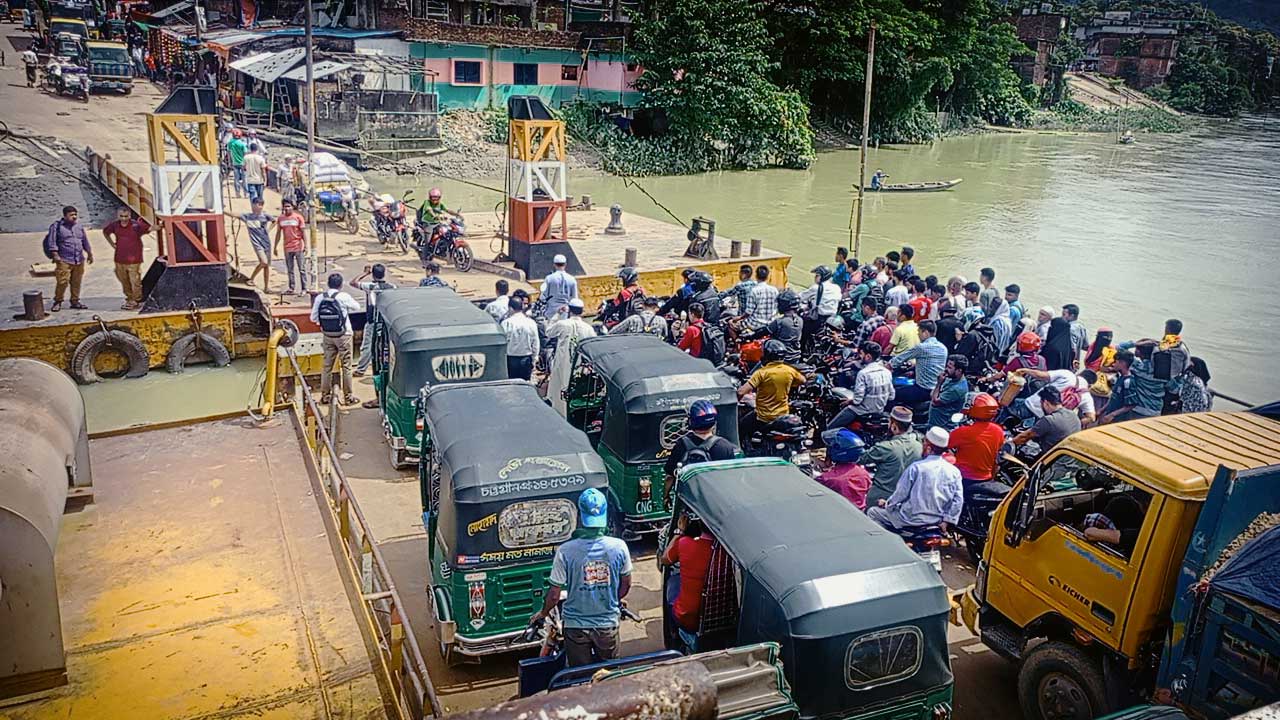 ৯৬ ঘণ্টা পর চন্দ্রঘোনা-রাইখালী নৌ রুটে ফেরি চলাচল শুরু