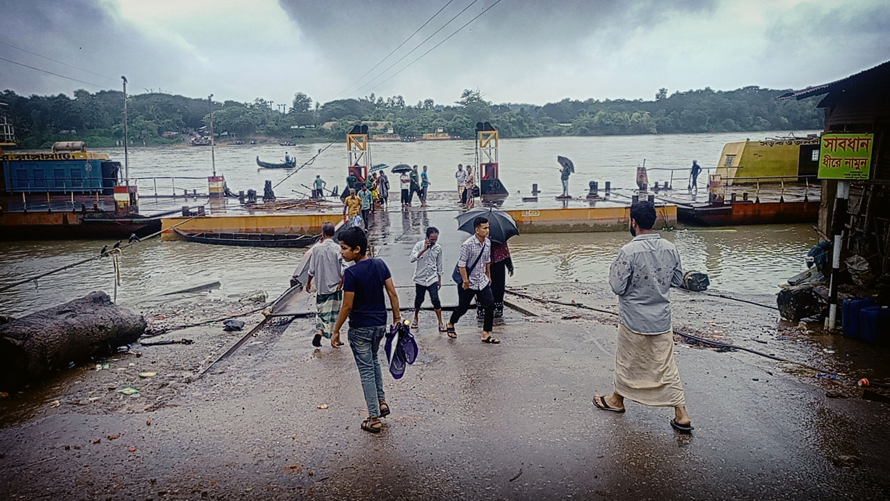 তীব্র স্রোতে কর্ণফুলীতে ফেরি চলাচল বন্ধ, দুর্ভোগে যাত্রীরা