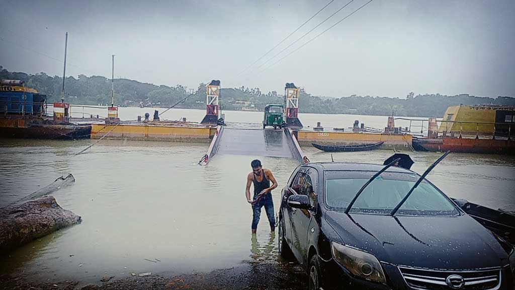 দ্বিতীয় দিনের মতো চন্দ্রঘোনা-রাইখালী নৌপথে ফেরি চলাচল বন্ধ