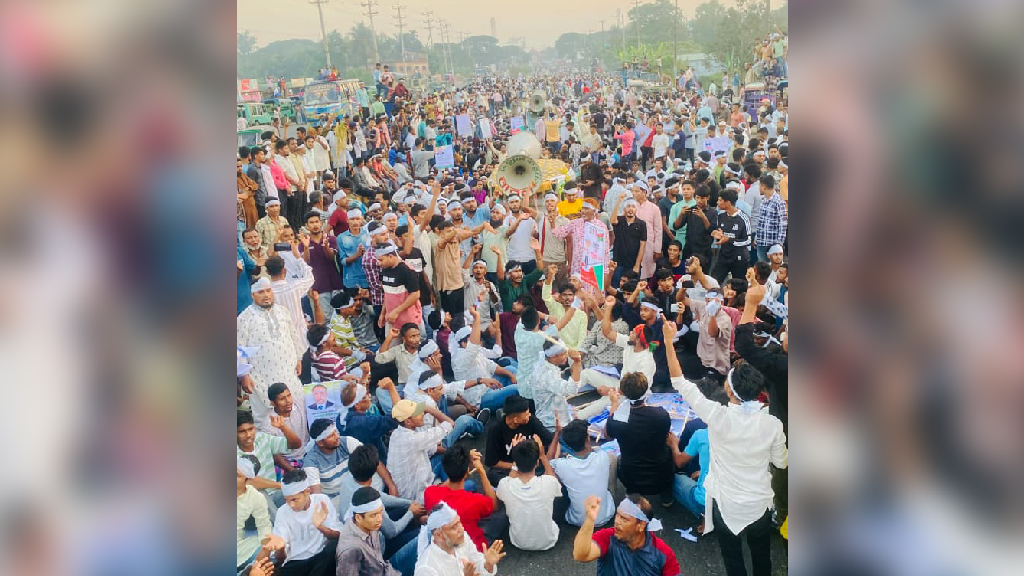 বিএনপির প্রার্থী পরিবর্তনের দাবিতে কাফনের কাপড় বেঁধে রাস্তায় নেতা-কর্মীরা