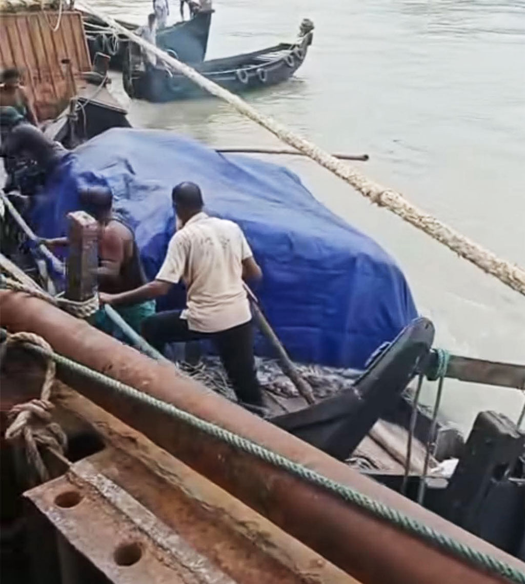 কর্ণফুলীতে নৌকা উল্টে ভেসে গেল ১৮ লাখ টাকার মাছ