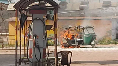 গ্যাস নিতে গিয়ে আবারও অটোরিকশায় আগুন