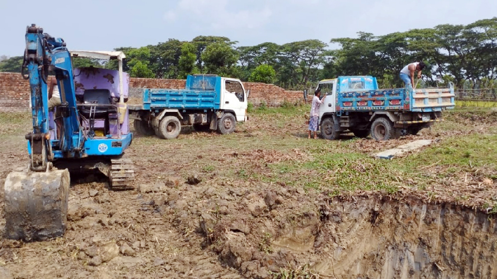 চট্টগ্রামে কৃষিজমির মাটি কাটার হিড়িক, এক্সকাভেটর জব্দ