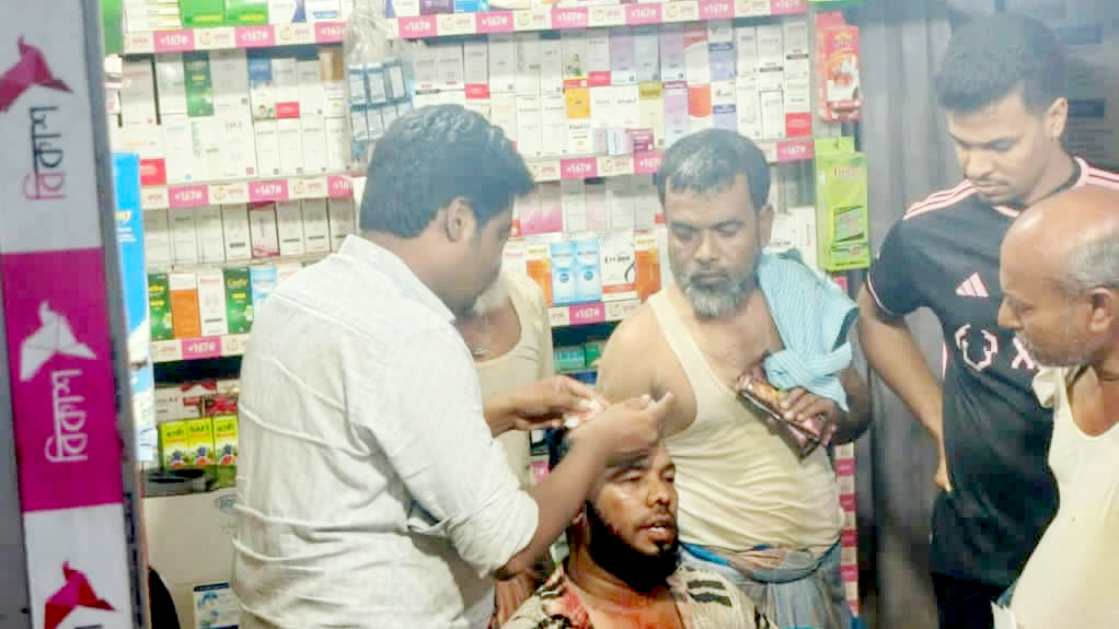 বিকাশ ব্যবসায়ীকে কুপিয়ে ‘সাড়ে ৩ লাখ টাকা’ ছিনতাই