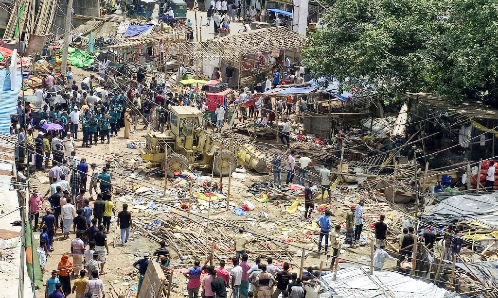 কর্ণফুলীতে বাজার ও সড়কের পাশ থেকে দুই শতাধিক স্থাপনা উচ্ছেদ