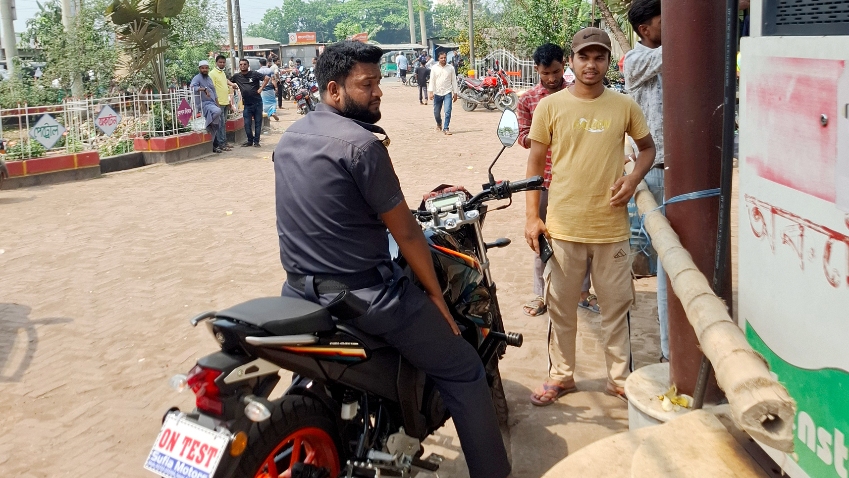 নম্বরবিহীন মোটরসাইকেলে তেল নিতে গিয়ে ইউএনওর হাতে কারারক্ষী আটক