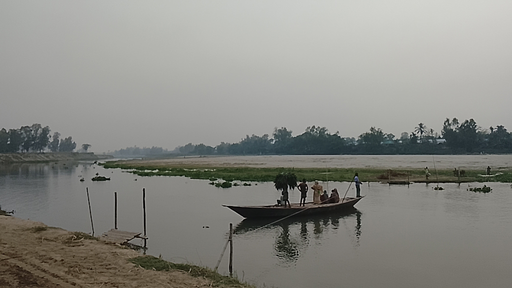 করতোয়া নদীতে সেতুর অভাবে যোগাযোগ বিচ্ছিন্ন দুই পাড়, দুর্ভোগে হাজারো মানুষ