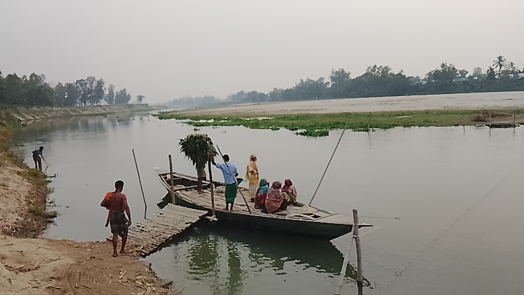 করতোয়া নদীর কুলানন্দপুর ঘাটে একটি সেতু বদলে দিতে পারে দুই পাড়ের বাসিন্দাদের আর্থ সামাজিক অবস্থা। ছবি: আজকের পত্রিকা