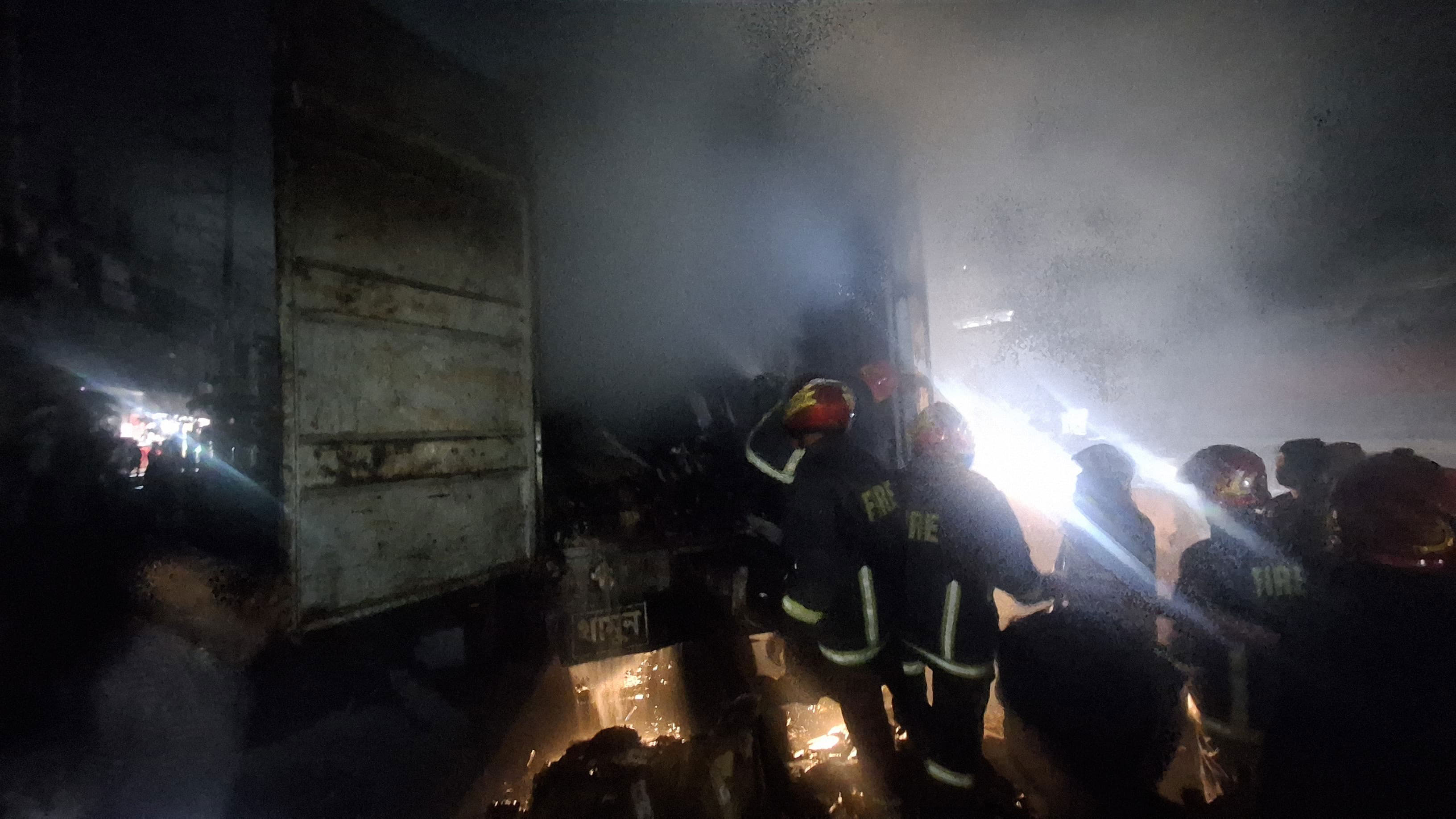 আশুলিয়ায় কুরিয়ার সার্ভিসের চলন্ত গাড়িতে আগুন