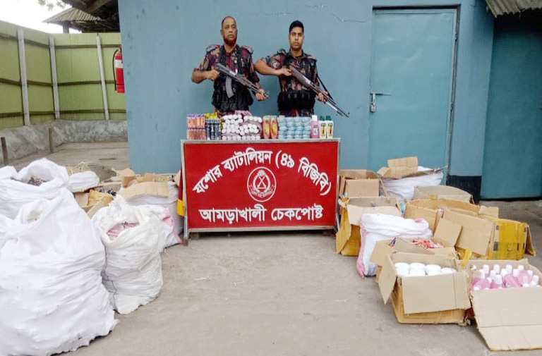 এস এ পরিবহনের কুরিয়ার গাড়ি থেকে ২৯ লাখ টাকার ভারতীয় পণ্য জব্দ