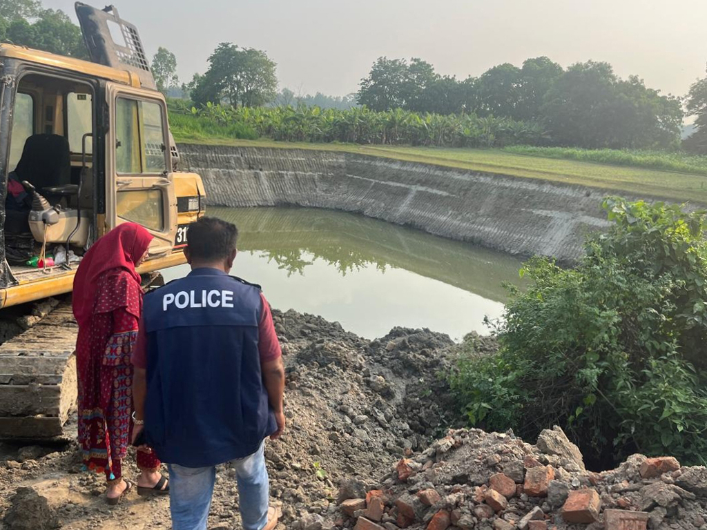 সিঙ্গাইরে কৃষিজমির মাটি কাটায় ৩ জনের জেল