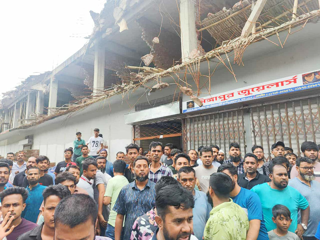 চাঁদা না দেওয়ায় মোহাম্মদপুর কৃষি মার্কেটে দোকান বন্ধের অভিযোগ, ব্যবসায়ীদের বিক্ষোভ