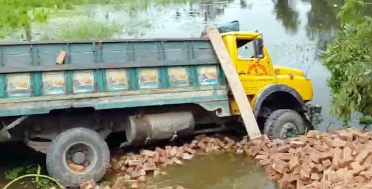 কসবায় ইটবোঝাই ট্রাক খাদে পড়ে নিহত ২ শ্রমিক, আহত চালক-হেলপার