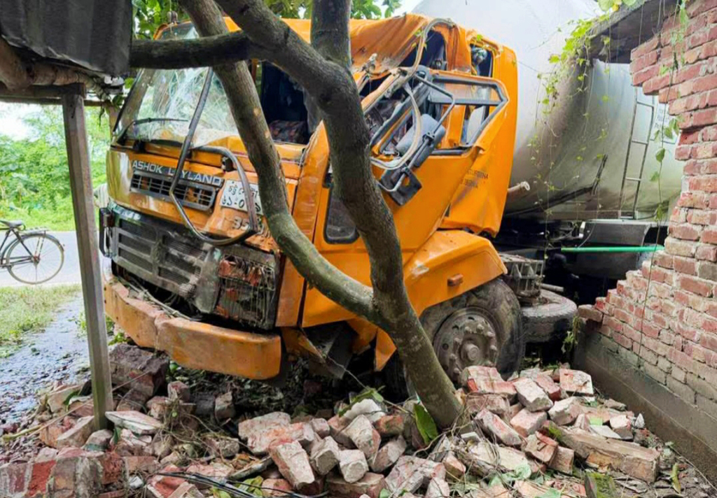 কেশবপুরে বসতবাড়িতে ঢুকে পড়ল গ্যাসবাহী ট্যাংকার, অল্পের জন্য রক্ষা