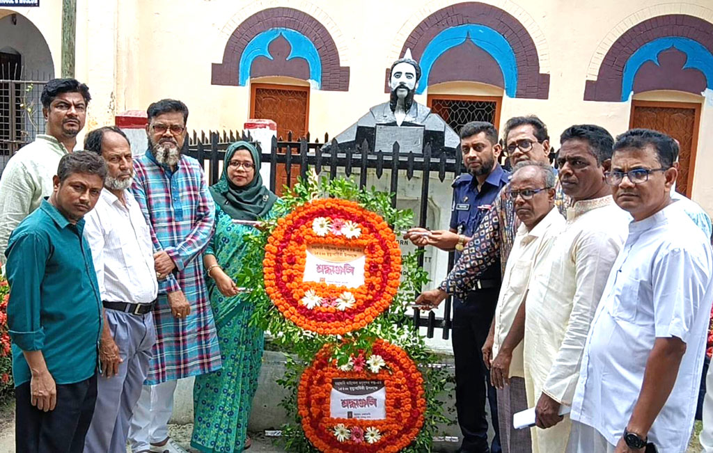 মৃত্যুবার্ষিকীতে ফুল-গান-কবিতায় মহাকবিকে স্মরণ