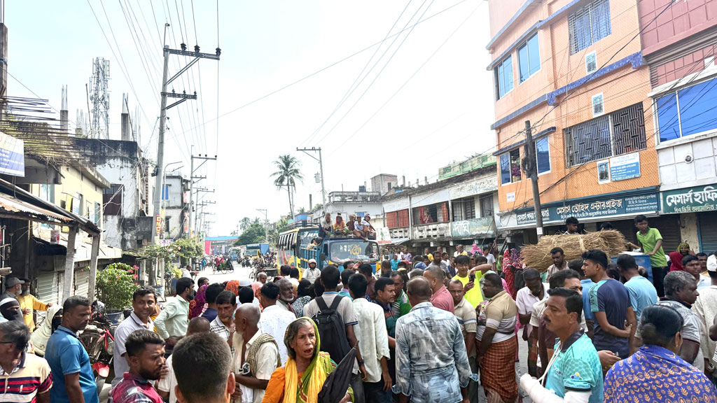কেশবপুরে টিসিবির পণ্য না পেয়ে সড়ক অবরোধ