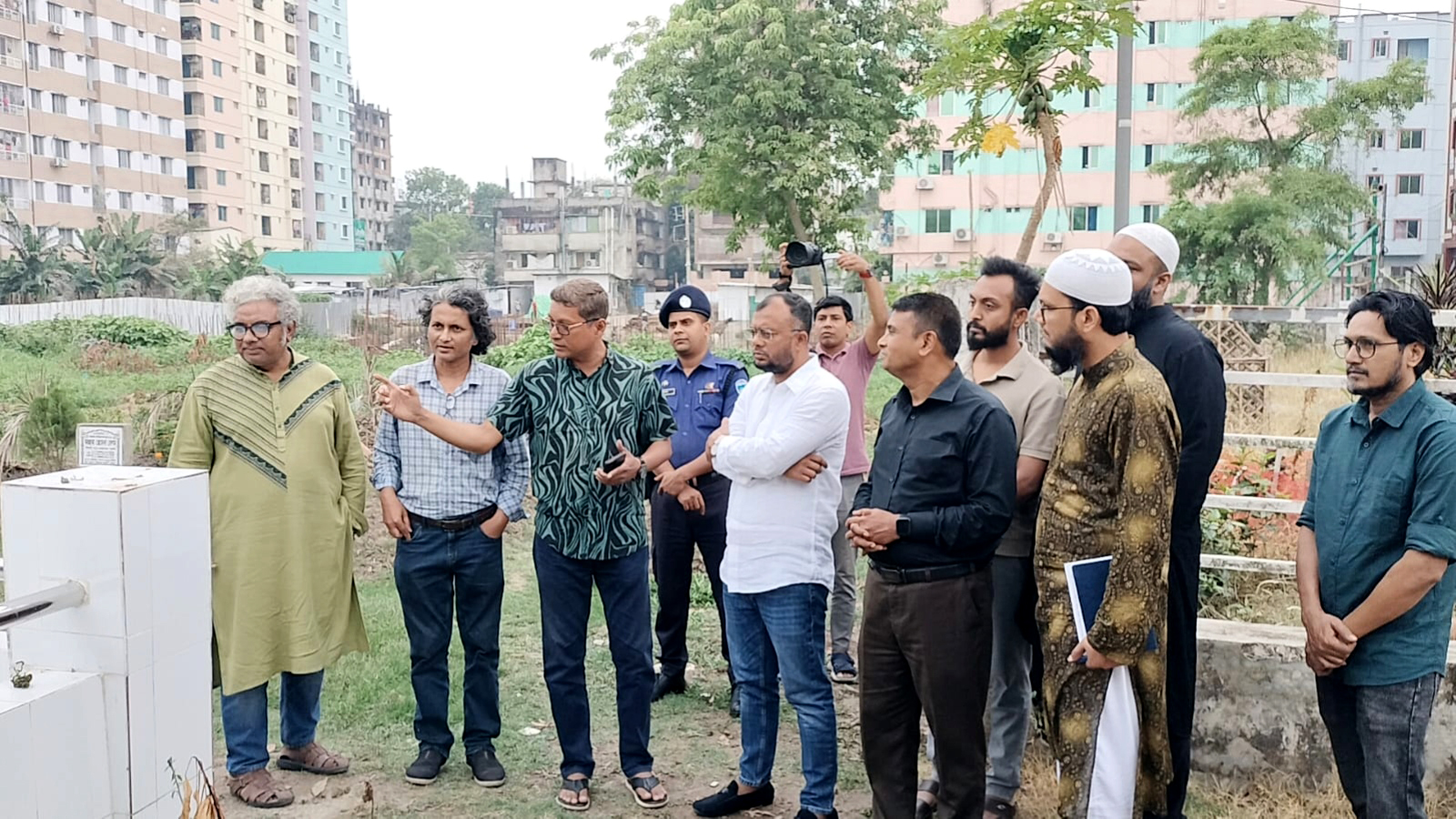 বরেণ্য সুরসাধক ওস্তাদ আয়েত আলী খাঁয়ের সমাধিস্থল পরিদর্শন কুসিক প্রশাসকের