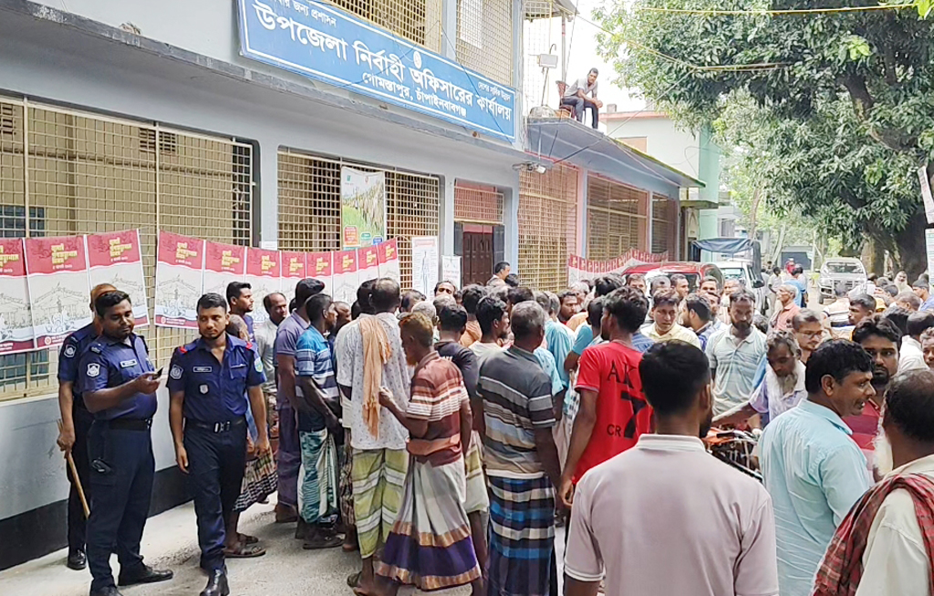 গোমস্তাপুরে সার সংকটে ক্ষুব্ধ কৃষকদের বিক্ষোভ